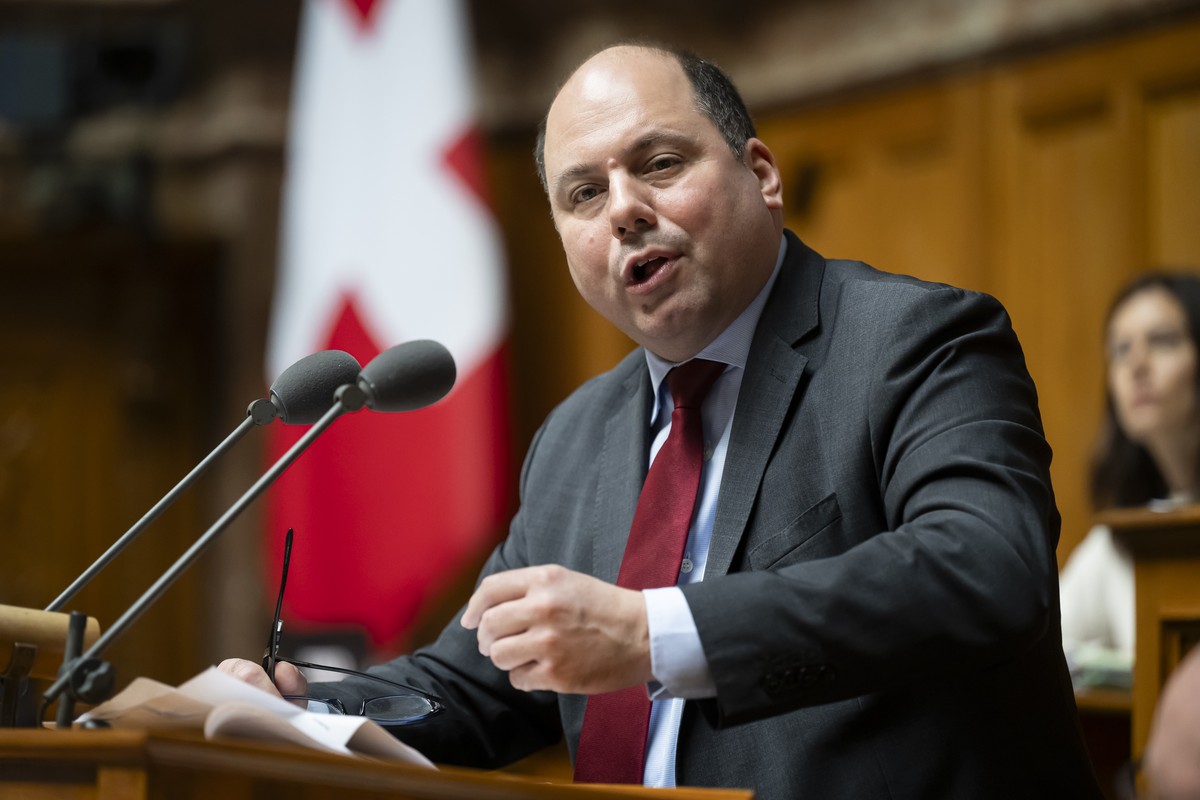 Mauro Tuena, SVP-ZH, spricht waehrend der Herbstsession der Eidgenoessischen Raete, am Donnerstag, 19. September 2024 im Nationalrat in Bern. (KEYSTONE/Anthony Anex)