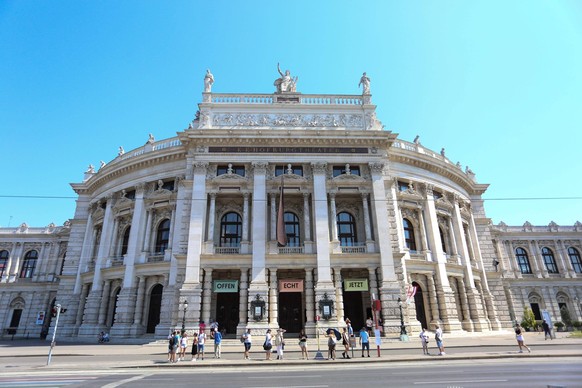 15.08.2025, Wien, AUT, Unterwegs in Wien, Symbolbild, Themenbild, Verschiedene Themenbilder, Reisefeature, Wien, im Bild Burgtheater, Hofburgtheater, Schauspielhaus, Wien, Vienna, *** 15 08 2025, Vien ...