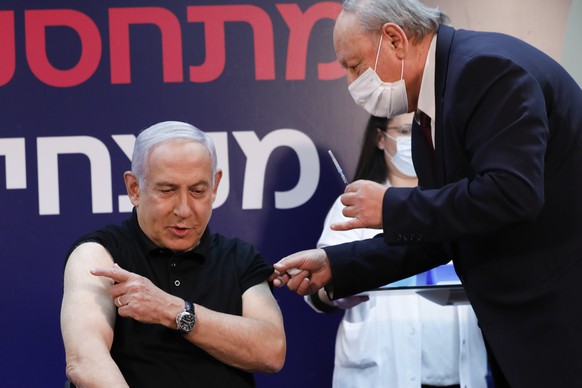 Israels Ministerpräsident Benjamin Netanjahu lässt sich öffentlich impfen.