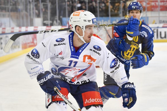 Zuerichs Roman Cervenka, links, gegen Davos&#039; Sven Jung, beim Eishockey-Qualifikationsspiel der National League A zwischen dem HC Davos und den ZSC Lions, am Samstag, 23. Februar 2019, in der Vail ...