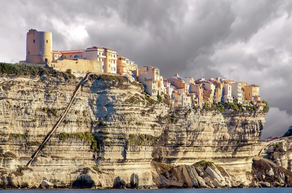 Platz 15: Korsika, Frankreich

https://pixabay.com/de/xtian-gard-bonifacio-korsika-2551072/