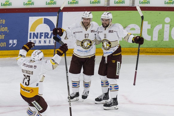 Servettes Alessio Bertaggia, Linus Omark und Vincent Praplan, von links, feioern den Treffer zum 2-3 im Eishockey Qualifikationsspiel der National League zwischen dem EHC Biel und Genf Servette HC, am ...