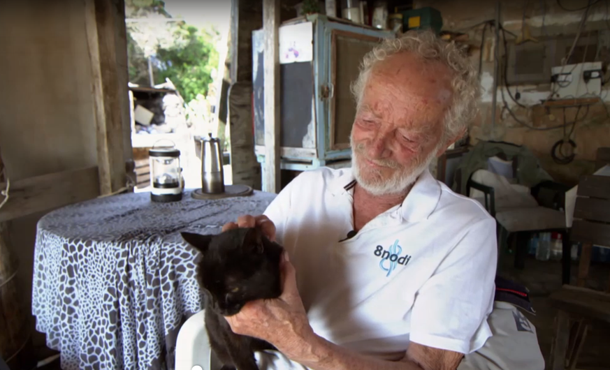 «Ich mag keine Menschen. Ich mag die Natur und die Tiere.» Morandi in seiner Hütte mit seiner Katze.
