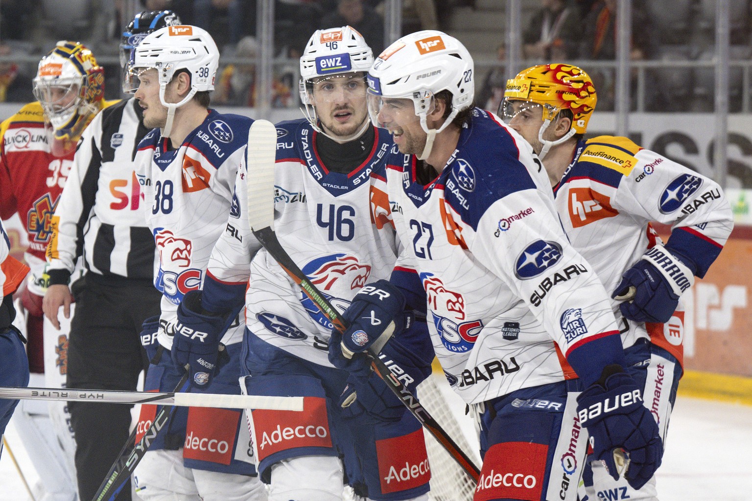 Zuerichs Spieler feiern ihren Treffer zum 0-1 im vierten Eishockey Playoff Viertelfinal Spiel der National League zwischen dem EHC Biel und den ZSC Lions, am Freitag, 22. Maerz 2024, in der Tissot Are ...