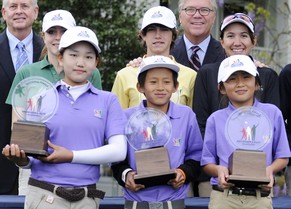 Lucy Li (links) mit ihrer Trophäe als beste ihres Jahrganges.