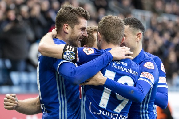 Jubel bei den Luzerner mit Torschuetze Luzerns Pascal Schuerpf, links, im Super League Spiel zwischen dem FC Luzern und dem FC St. Gallen 1879, am Sonntag, 10. Maerz 2019, in der Swissporarena in Luze ...