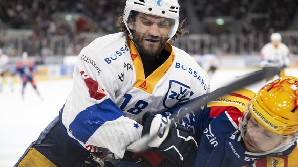 Dominik Schlumpf (EVZ), links, kaempft um den Puck gegen PostFinance Topscorer Derek Grant (ZSC), rechts, im dritten Halbfinal Playoff Eishockeyspiel der National League zwischen den ZSC Lions und dem ...
