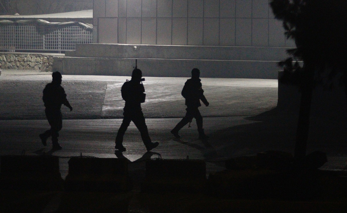 epa06458419 Afghan security officials take positions near the scene of attack by armed men at an upscale hotel in Kabul, Afghanistan, 20 January 2018. A group of armed insurgents attacked Kabul's ...