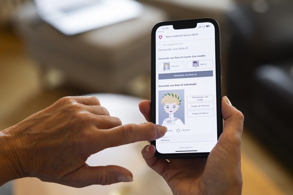 La version beta publique de l&#039;application swiyu montre sur un smartphone la version beta d&#039;une identit� electronique (E-ID) ainsi que l&#039;infrastructure de confiance associee, photographi ...