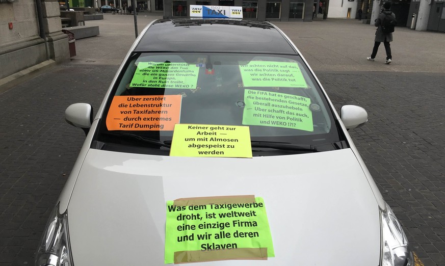 Von Sonntagmorgen bis Montagabend bleibt dieses Taxi vor dem Zürcher Rathaus stehen.