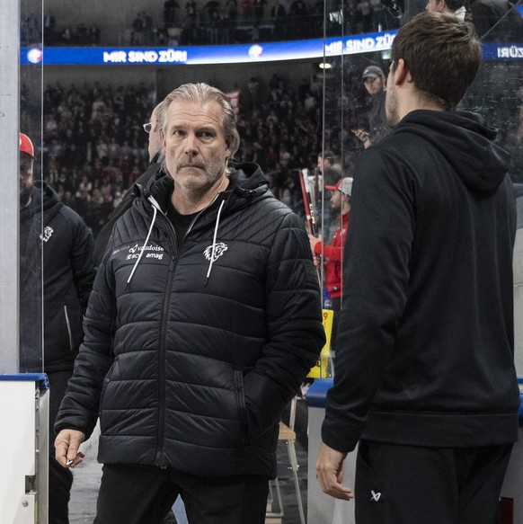 Enttaeuschter Head Coach Geoff Ward (LHC) im ersten Playoff Final Eishockeyspiel der National League zwischen den ZSC Lions und dem Lausanne HC, am Dienstag, 16. April 2024, in der Swiss Life Arena in ...