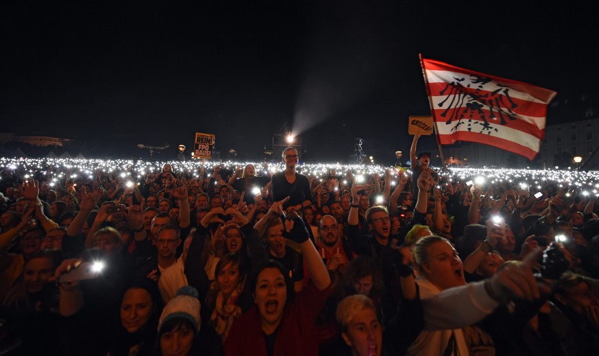 epa04962265 The crowd light the flashlights of their mobile phones during a concert of gGerman punkrock band Die Toten Hosen at the solidarity concert &#039;Voices for Refugees&#039;, at Heldenplatz,  ...