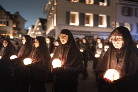 Rund 45 verschiedene Sujets mit rund 30 Tonnen Herbstrueben bestueckt zeigen sich am traditionellen Raebechilbi-Umzug durch Richterswil, aufgenommen am Samstag, 8. November 2025 in Richterswil. (KEYST ...