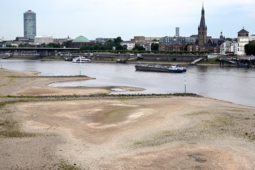 epa10097277 A dry riverbed of the river Rhine in Duesseldorf, Germany, 29 July 2022. According to the waterway and shipping administration on the Rhine, water levels are expected to continue to fall o ...