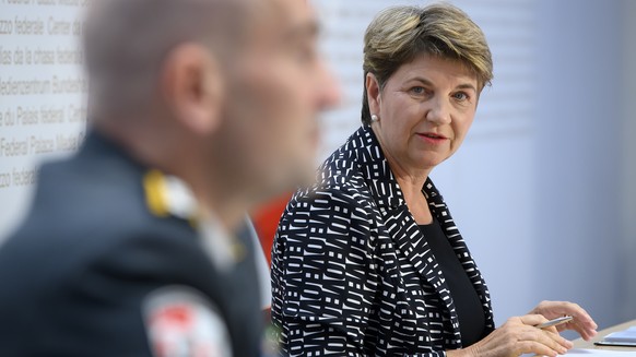 Bundesraetin Viola Amherd, rechts, spricht an der Seite von Thomas Suessli, Chef der Armee, links, an einer Medienkonferenz ueber eine Staerkung der militaerischen Cyber-Abwehr und das neue Kommando C ...