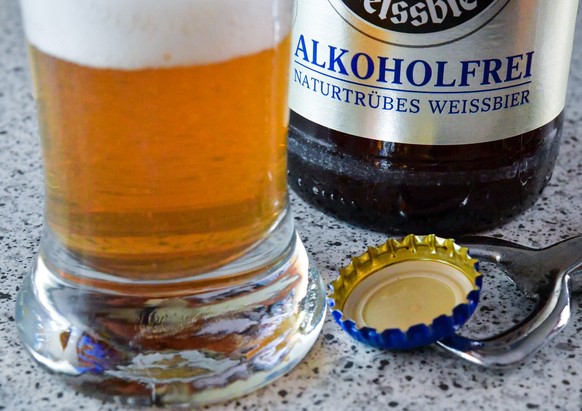 ARCHIV - 12.05.2016, Brandenburg, Sieversdorf: ILLUSTRATION - Ein Glas mit alkoholfreiem Wei�bier steht auf einem Tisch. (zu dpa "Alkoholfreies Bier l�uft: Produktion fast verdoppelt") Foto: ...
