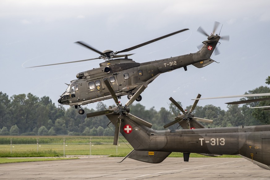 Drei Transporthelikopter 06 (TH06) der Schweizer Armee, besser bekannt als Super Puma, starten auf dem Airport Locarno in Richtung Griechenland, am Samstag, 7. August 2021. Die Schweiz unterstuetzt mi ...