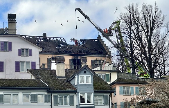 Blick auf die ausgebrannte Dachkonstruktion des Logenhauses neben dem Lindenhof in Zürich.