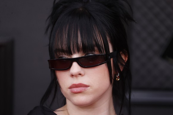 epa09868979 Billie Eilish arrives for the 64th annual Grammy Awards at the MGM Grand Garden Arena in Las Vegas, Nevada, USA, 03 April 2022. EPA/DAVID SWANSON