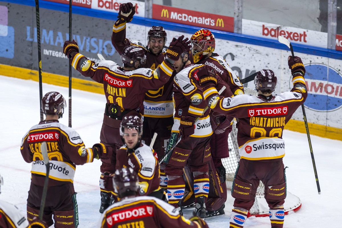 Les joueurs genevois laissent eclater leur joie, lors de l'Acte 7 des quarts de finale des play-offs du championnat suisse de hockey sur glace de National League entre Lausanne HC, LHC, et Geneve ...