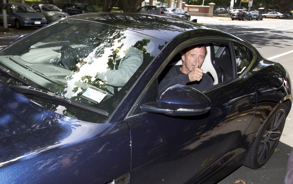Phil Rudd vor dem Gerichtsgebäude in Tauranga, nachdem er erneut festgenommen und freigelassen wurde. Das Gericht hat mittlerweile die Vorwürfe gegen Rudd öffentlich gemacht. Er soll zwei Personen mit ...