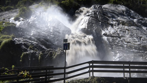 Die Simme oberhalb Lenk fuehrt am Freitag, 7. August 2020, Hochwasser, nachdem sich der Faverges-Gletschersee teilweise entleert hat. Der Faverges-Gletschersee oberhalb der Lenk laeuft seit Freitagmor ...