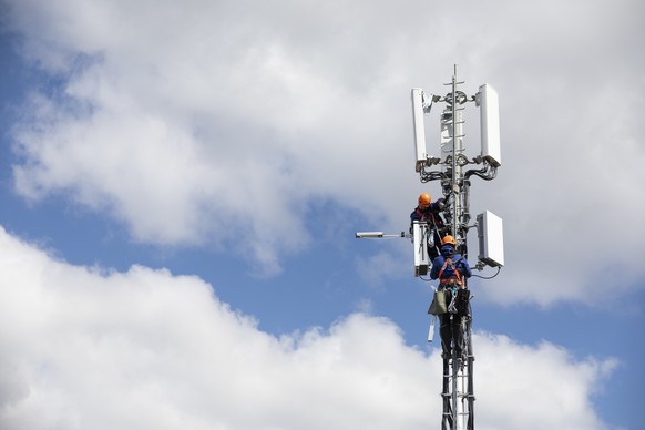 ZUR AUFRUESTUNG EINER SWISSCOM MOBILFUNKANTENNE MIT 5G STELLEN WIR IHNEN FOLGENDES NEUES BILDMATERIAL ZUR VERFUEGUNG --- Markus Bandi, above, and Benjamin Wasem, installation specialists on behalf of  ...