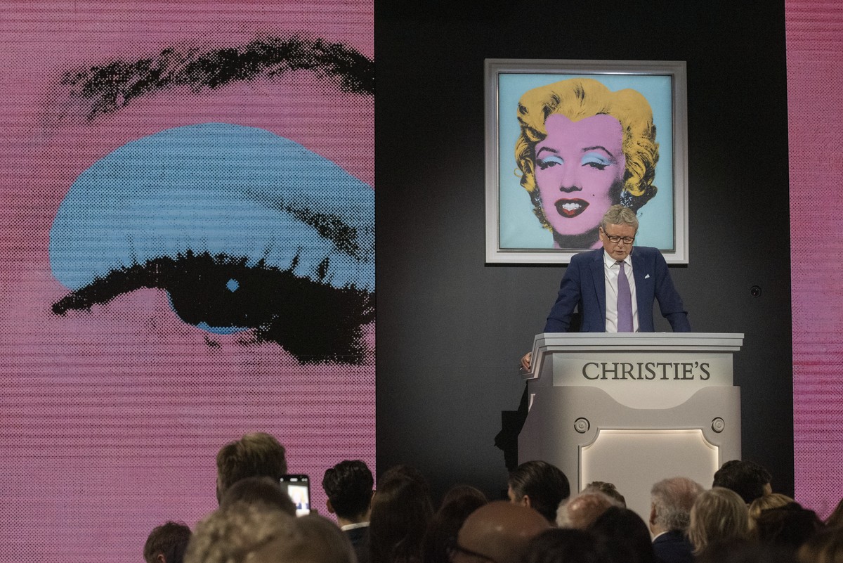 epa09936993 Christie's auctioneer begins the auction of 'Shot Sage Blue Marilyn' by Andy Warhol during an Evening Sale of works from The Collection of Thomas and Doris Amman at Christie ...