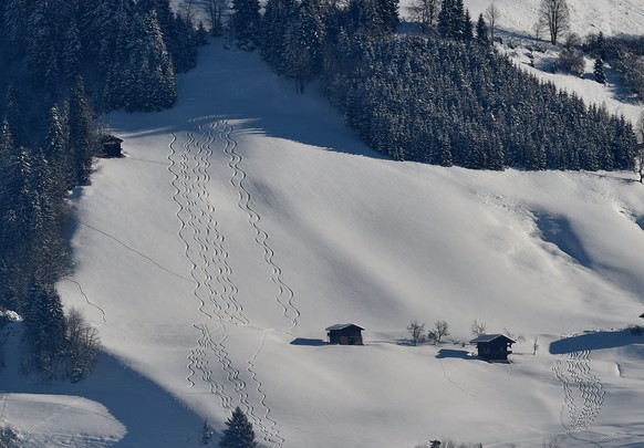 epa05730959 Freeski tracks in snow in Kitzbuehel, Austria, 19 January 2017. EPA/ANGELIKA WARMUTH