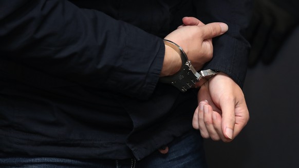 29.07.2020, Sachsen-Anhalt, Magdeburg: Der Angeklagte Stephan Balliet wird vor dem vierten Prozesstag in Handschellen in den Gerichtssaal gebracht. Die Bundesanwaltschaft wirft dem Mann 13 Straftaten  ...