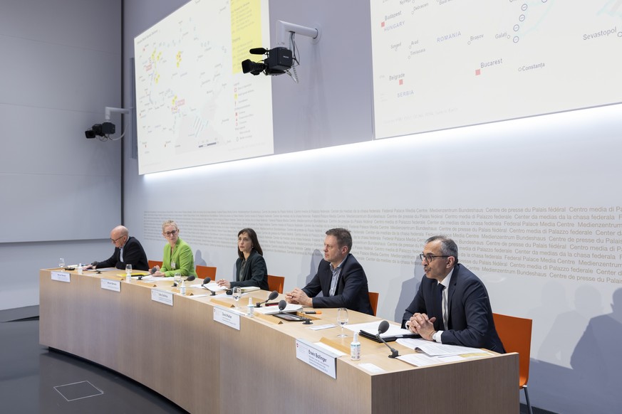 Erwin Bollinger, Botschafter, Leiter des Leistungsbereichs Bilaterale Wirtschaftsbeziehungen, Staatssekretariat fuer Wirtschaft SECO, spricht waehrend einer Medienkonferenz zur aktuellen Situation des ...