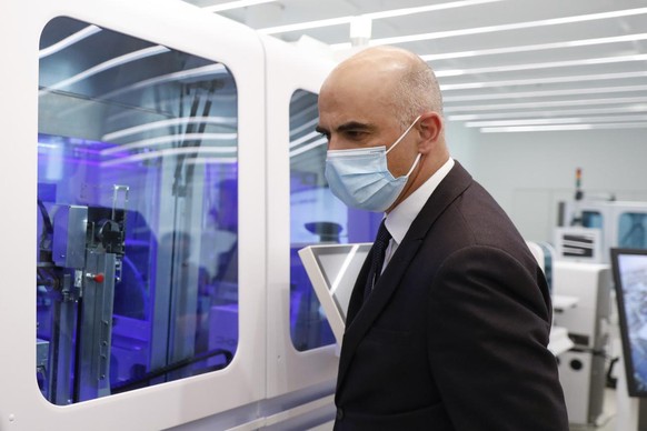 Bundesrat Alain Berset besucht ein Labor bei Roche Diagnostics, waehrend einem Besuch im Kanton Zug zur Situation um die Coronavirus Pandemie, Covid-19, am Dienstag, 6. Oktober 2020. Neben einem Austa ...