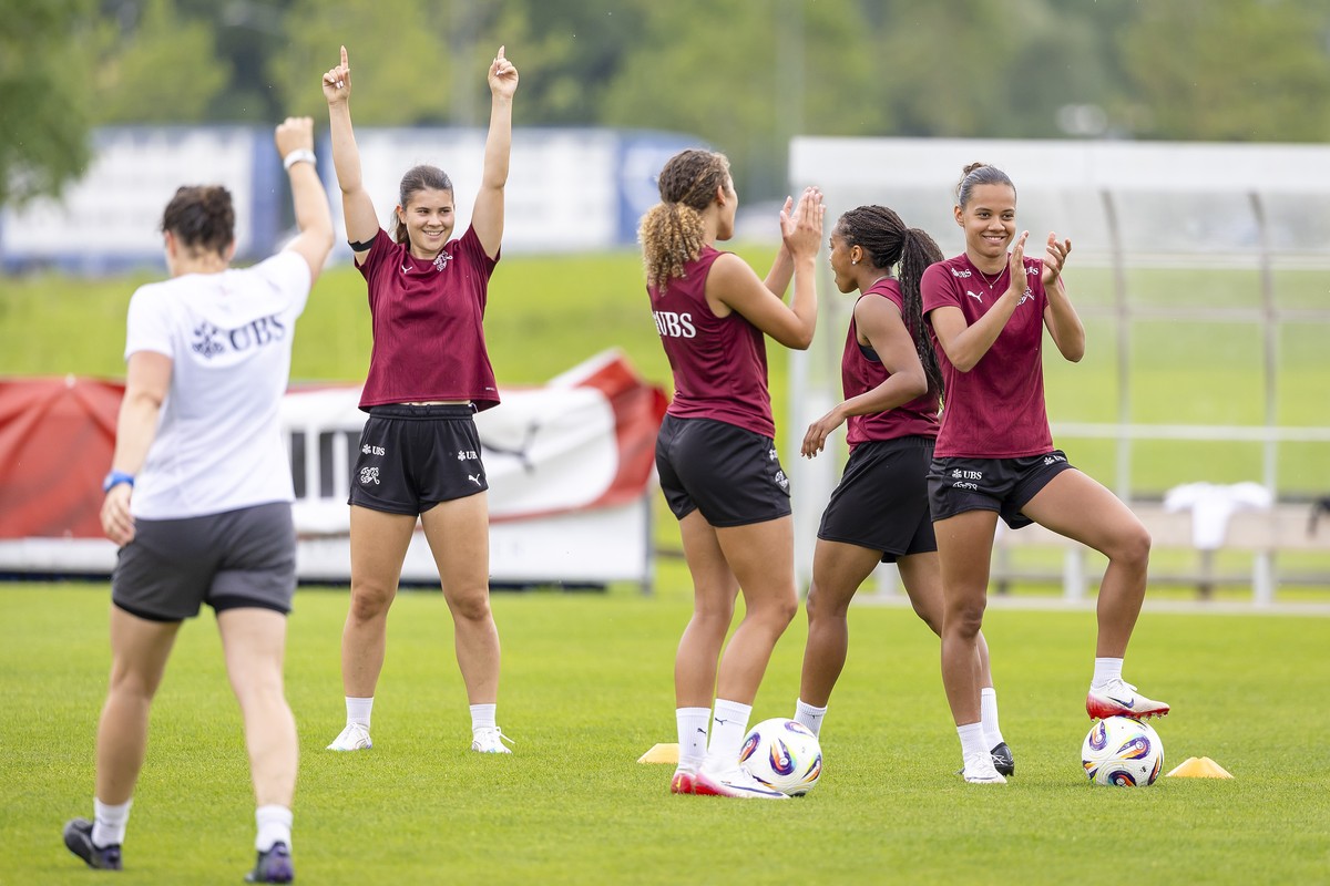 Svenja Foelmli, Alayah Pilgrim, Leila Wandeler und Iman Beney, links nach rechts, waehrend eines Trainings der Schweizer Frauen Fussball Nationalmannschaft vor der UEFA Women's EURO 2025, am Mont ...