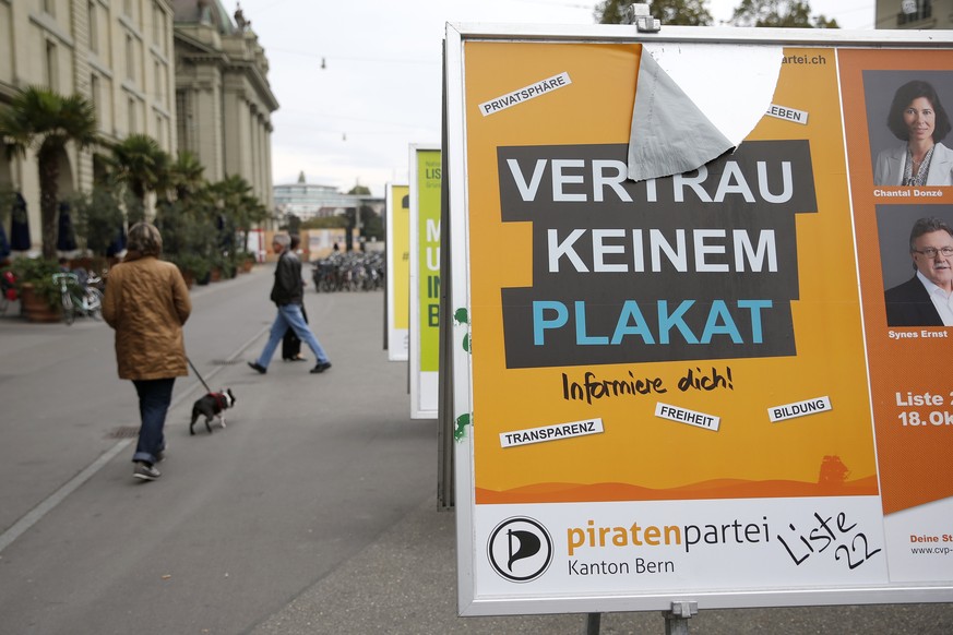Ein Wahlplakat der Piratenpartei haengt in Bern, am Dienstag, 22. September 2015. (KEYSTONE/Peter Klaunzer)