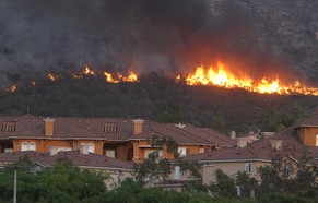 Das Feuer kommt Wohngegenden gefährlich nahe