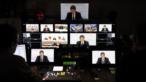 Bundesrat Albert Roesti, erscheint auf Bildschirmen im Regieraum des Schweizer Fernsehens SRF, an einer Medienkonferenz ueber die Eidgenoessische Volksinitiative &quot;200 Franken sind genug! (SRG-Ini ...