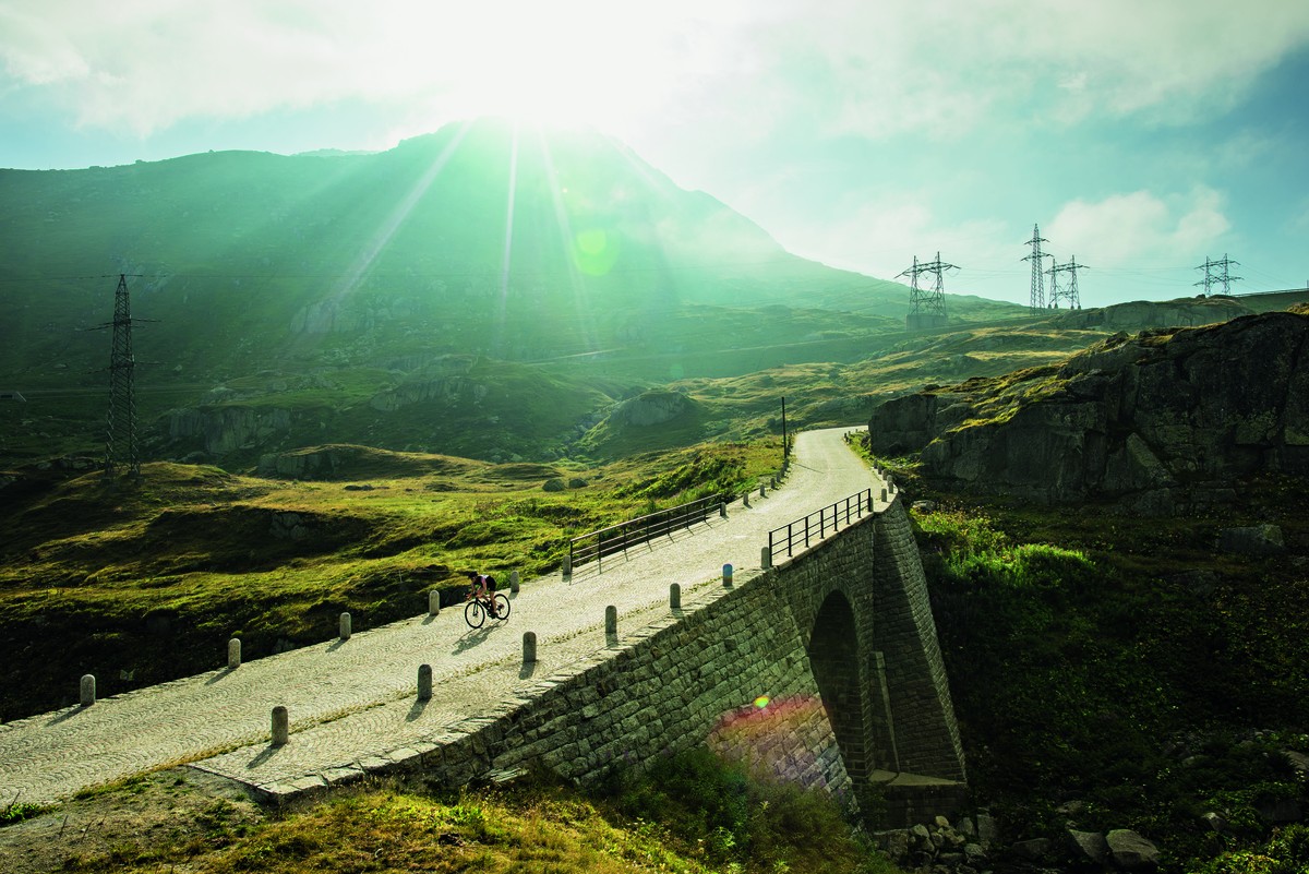 Schweiz. ganz natuerlich. Roadcycling auf der legendaeren Tremola ueber den Gotthardpass. Bikerin: Jennifer Bernard.