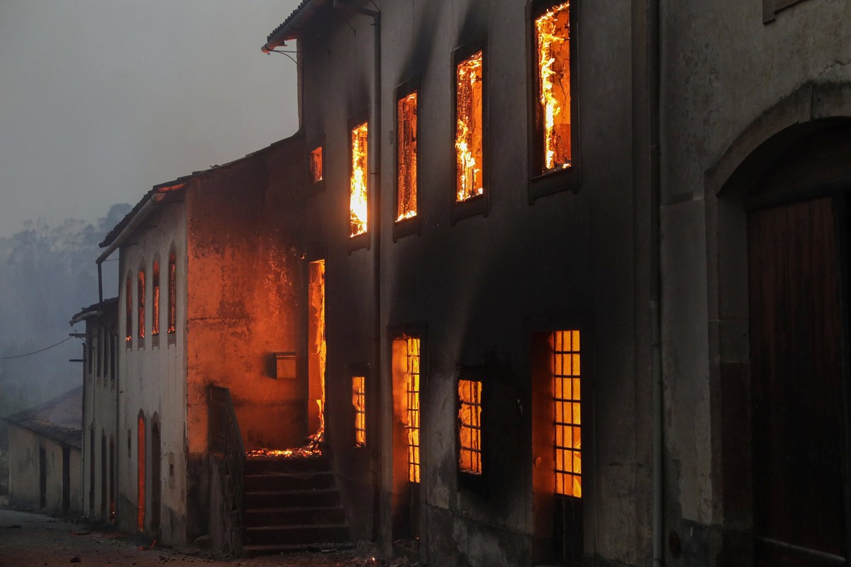 epa06268206 A house burns in Moinhos village, Lousa, Portugal, 15 October 2017. The National Civil Protection Authority (ANPC) said it 'was the worst day of the year in terms of fires', havi ...