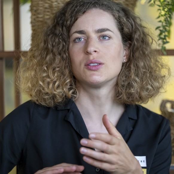 Die Radsportlerin Marlen Reusser an einer Medienkonferenz in Basel, am Donnerstag, 25. April 2024. Nach einem schweren Sturz an der Flandern-Rundfahrt am 31. Maerz 2024, wo sie Kiefer, beide Gehoergae ...