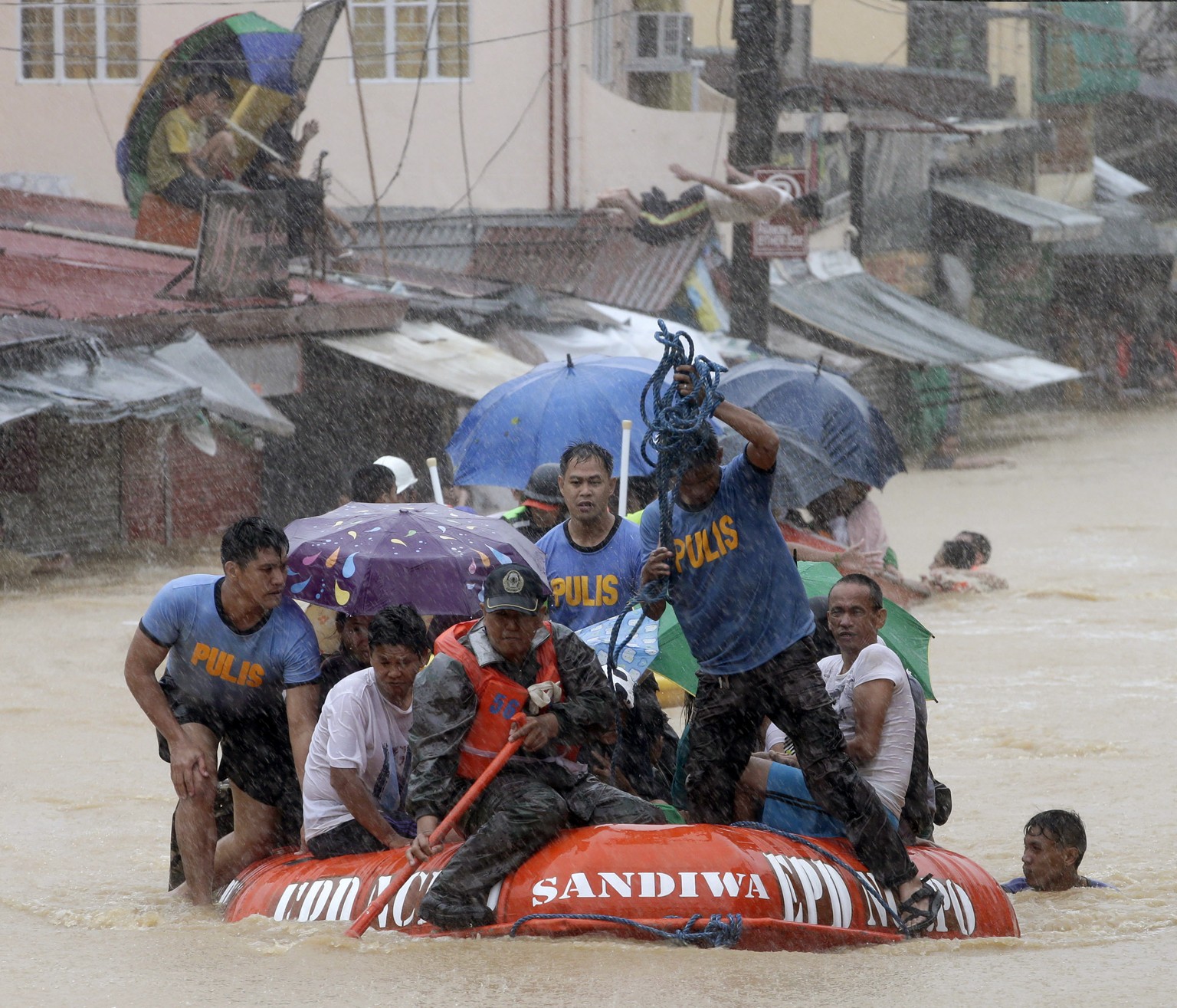 Manila: Helfer des Zivilschutzes bringen mit einem Schlauchboot Anwohner in Sicherheit.
