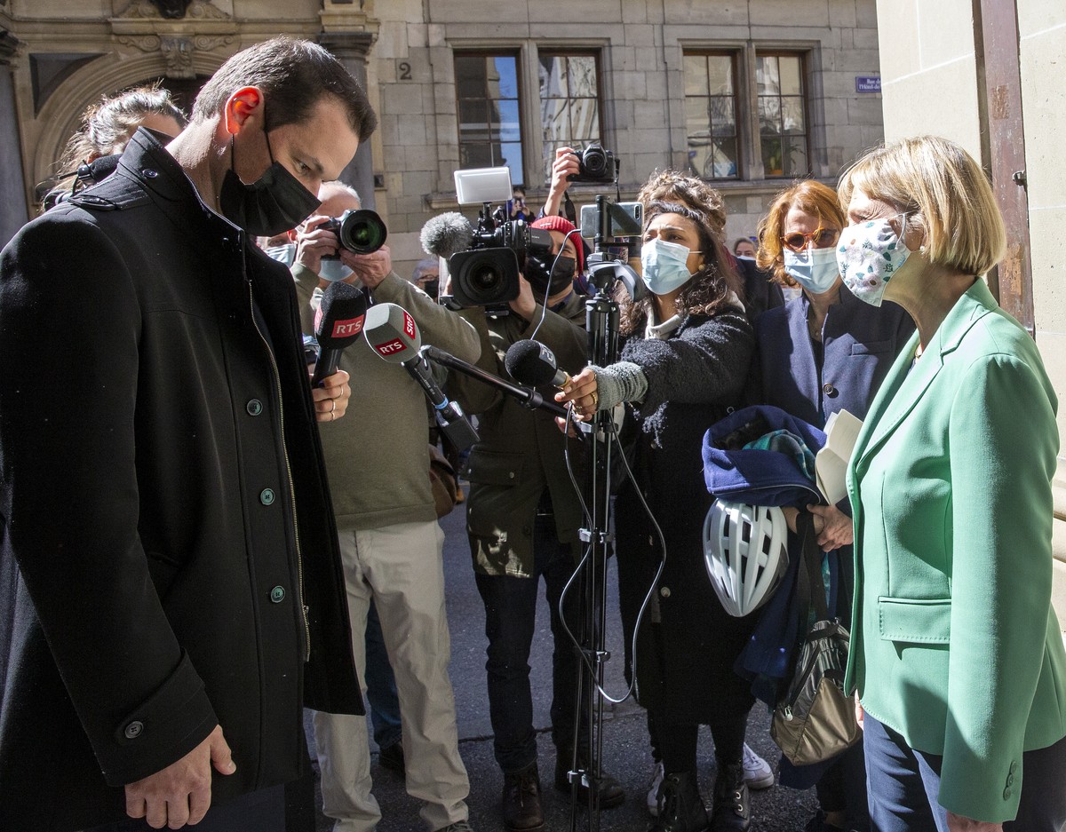 Fabienne Fischer, nouvelle elue Les Verts au conseil d'Etat, est felicitee par le conseiller d'Etat demissionnaire Pierre Maudet, droite, au lieu de la presentation des resultats du 2e tour  ...