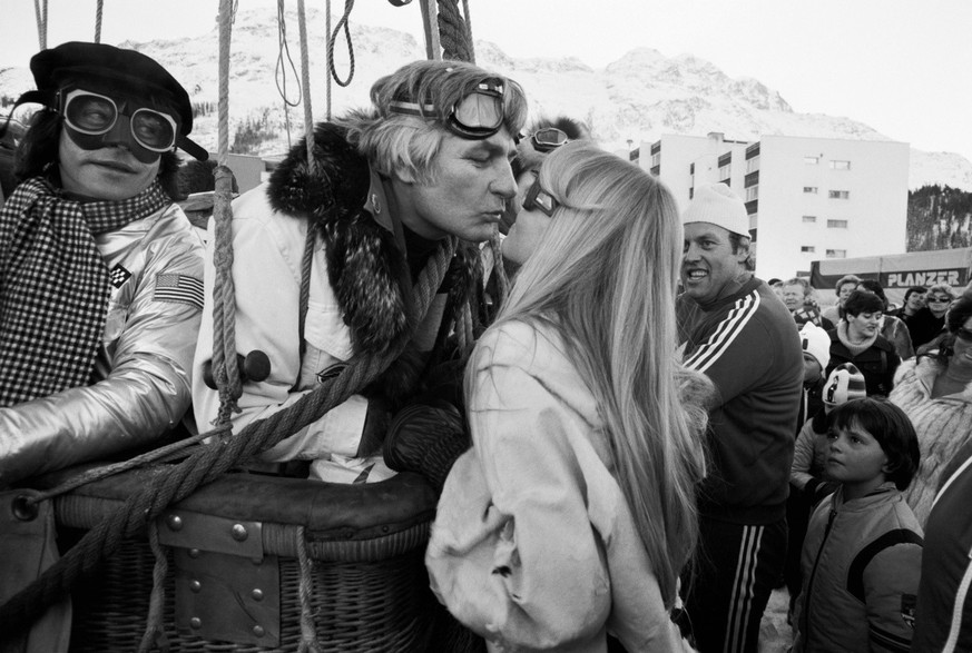 SCHWEIZ GUNTER SACHS
The industrialist and photographer Gunter Sachs is kissing his wife Mirja Larsson, before getting on a hot-air ballon as a passenger, pictured in the seventies in St. Moritz, Swit ...