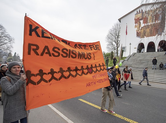 Der Auftritt einer Gruppe im Stile des Ku-Klux-Klans in Schwyz führte im April Rassismusgegner auf die Strasse. (Archivbild)