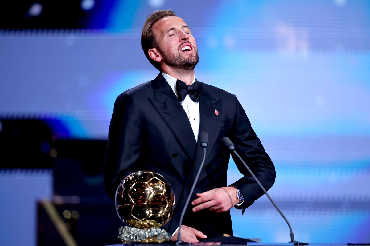 epa13333536 England captain Harry Kane reacts after winning the Men's Ballon d'Or at the 2026 Ballon d'Or awards ceremony at the London Palladium Theatre, London, Great Britain, 26 Octo ...
