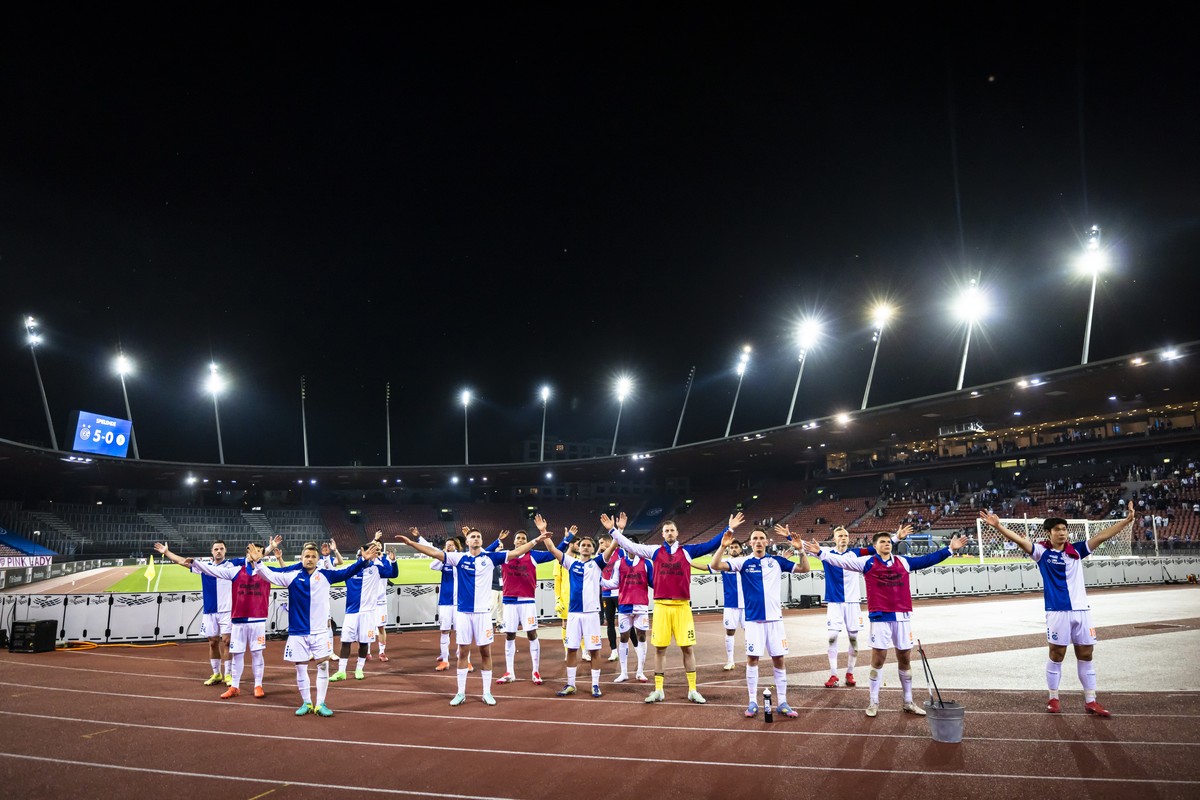 GC Spieler nach ihrem Sieg im Fussball Meisterschaftsspiel der Super League zwischen dem Grasshopper Club Zuerich und dem Yverdon Sport FC im Letzigrund Stadion, am Mittwoch, 14. Mai 2025 in Zuerich.  ...