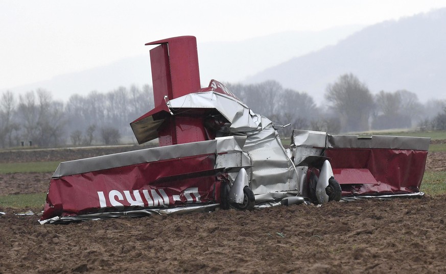 Ein abgestuerztes Propellerflugzeug liegt auf einem Feld bei Bensheim am Samstag, 10. Maerz 2018. Bei dem Unfall, der sich westlich der Autobahn 5 ereignete, sind nach Angaben eines Polizeisprechers z ...