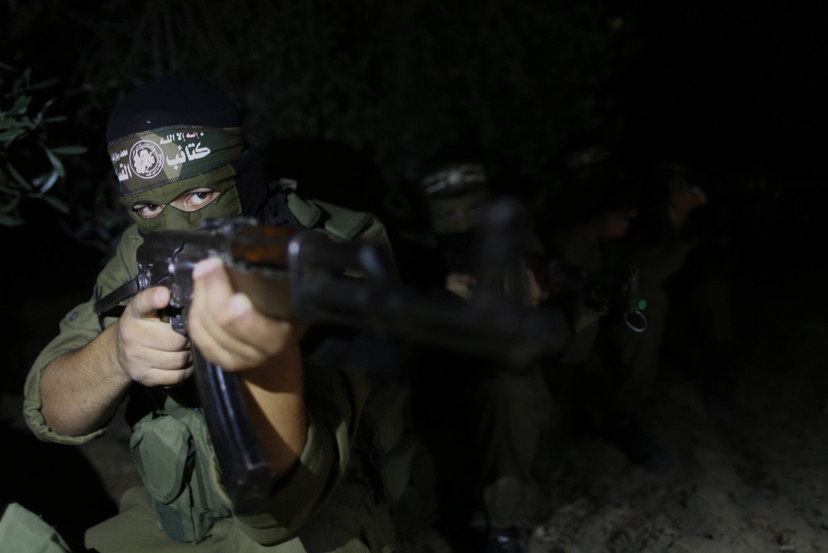 Des membres des Brigades Izz al-Din al-Qassam lors d'un exercice nocturne.