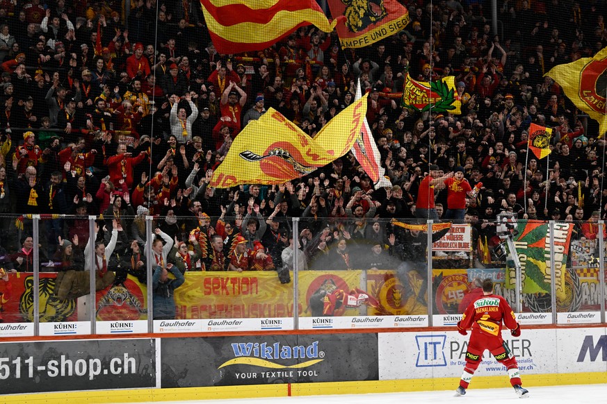 Tigers Saku Maeenalanen, jubelt zu den Fans beim Eishockey-Qualifikationsspiel der National League zwischen den SCL Tigers und dem HC Davos, am Dienstag, 30. Januar 2024, in der Emmental Versicherungs ...