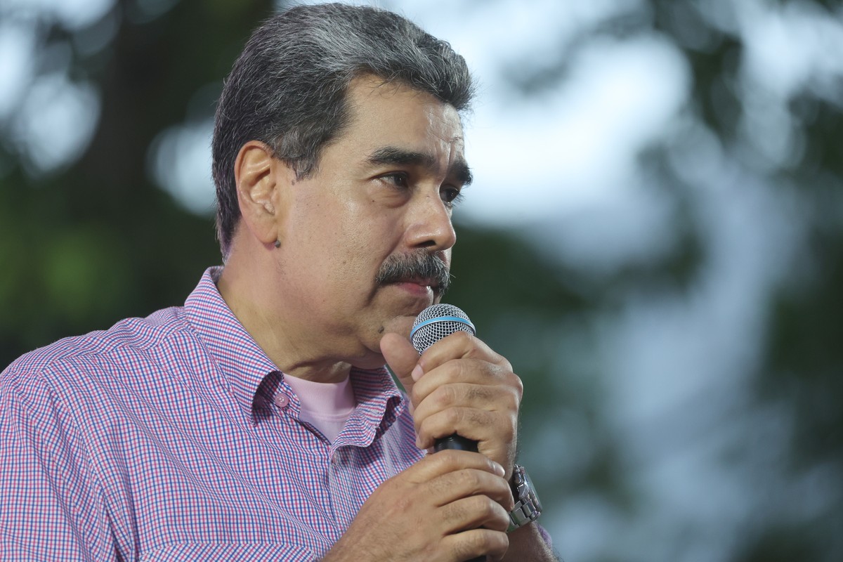 epa12524678 Venezuelan President Nicolas Maduro speaks during the Great March of Communal Youth in support of his government in Caracas, Venezuela, 13 November 2025. EPA/MIGUEL GUTIERREZ