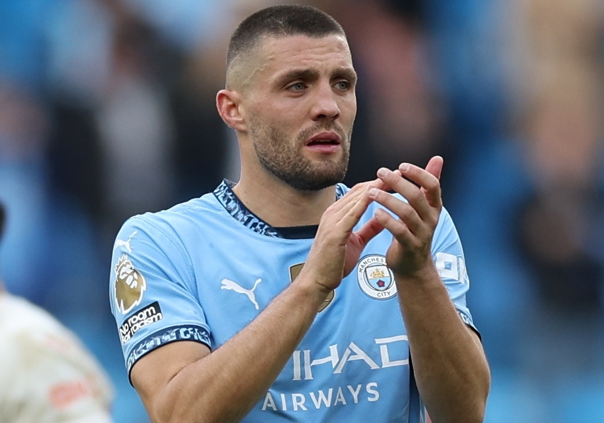 epa11643758 Mateo Kovacic of Manchester City (R) applauds after winning the English Premier League soccer match between Manchester City and Fulham FC in Manchester, Britain, 05 October 2024. EPA/ADAM  ...